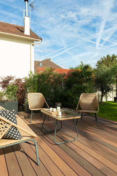 https://media.laparqueterienouvelle.fr/cache-buster-2-1702054863/website/var/tmp/image-thumbnails/20000/20202/thumb__magento_equigrid_v/lame-terrasse-composite-nuance-ipe-s154-02_laparqueterienouvelle_2800.jpeg