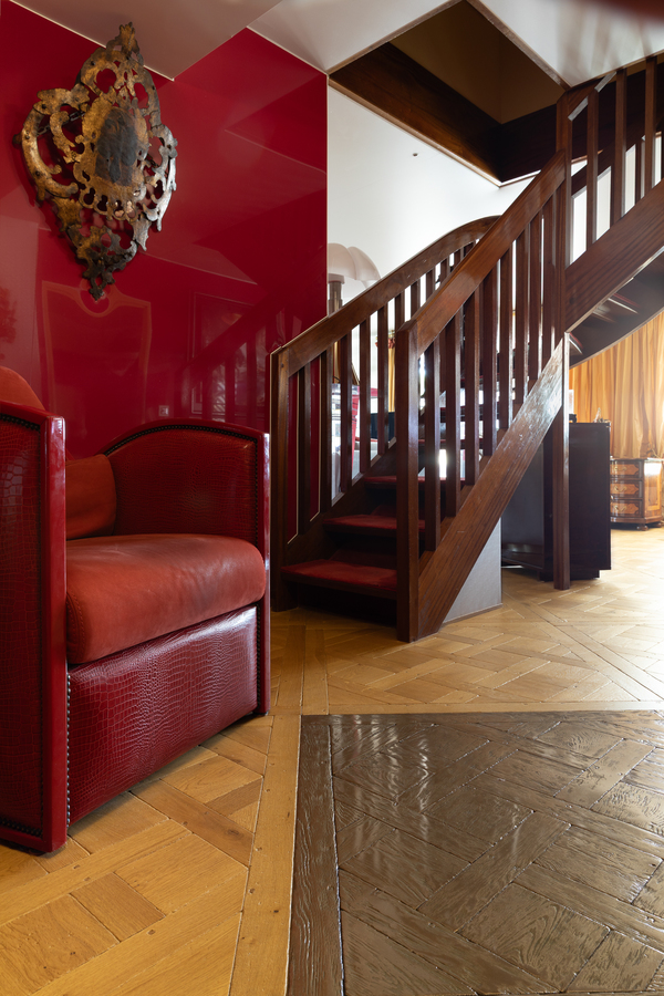 https://media.laparqueterienouvelle.fr/cache-buster-2-1746781243/website/var/tmp/image-thumbnails/20000/22575/thumb__magento_equigrid_v/parquet-chene-massif-dalle-versailles-vieilli-huile-sienne-metal-gold-s180-01_laparqueterienouvelle_2800.jpeg