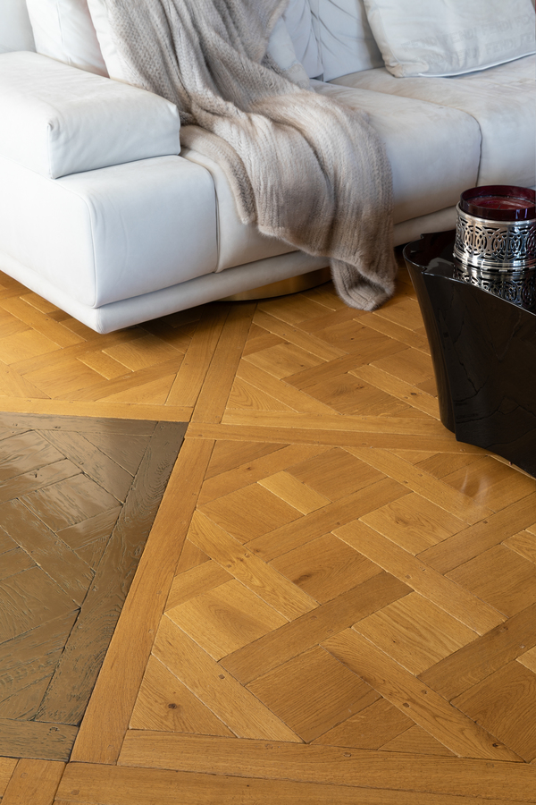 https://media.laparqueterienouvelle.fr/cache-buster-2-1746781252/website/var/tmp/image-thumbnails/20000/22577/thumb__magento_equigrid_v/parquet-chene-massif-dalle-versailles-vieilli-huile-sienne-metal-gold-s180-02_laparqueterienouvelle_2800.jpeg