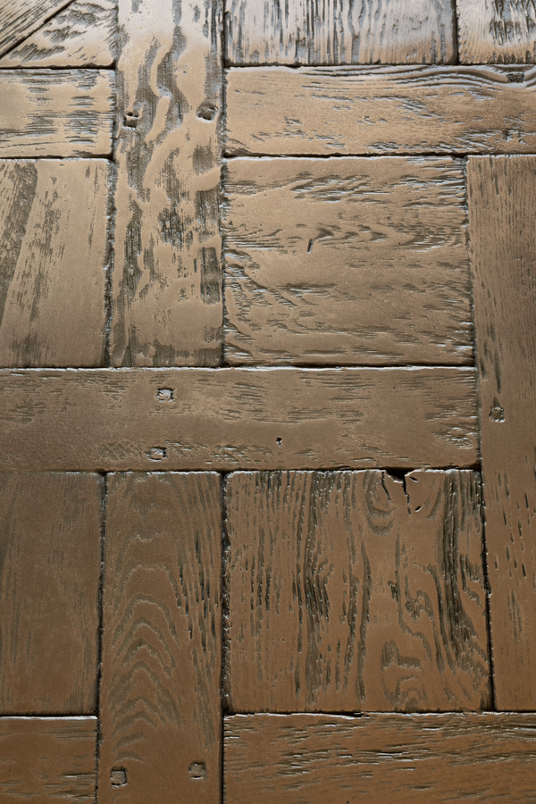 https://media.laparqueterienouvelle.fr/cache-buster-2-1746781261/website/var/tmp/image-thumbnails/20000/22579/thumb__magento_equigrid_v/parquet-chene-massif-dalle-versailles-vieilli-huile-sienne-metal-gold-s180-04_laparqueterienouvelle_2800.jpeg