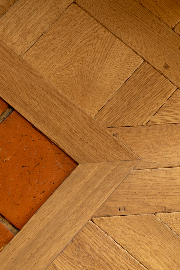 https://media.laparqueterienouvelle.fr/cache-buster-2-1746781263/website/var/tmp/image-thumbnails/20000/22580/thumb__magento_equigrid_v/parquet-chene-massif-dalle-versailles-vieilli-huile-sienne-metal-gold-s180-05_laparqueterienouvelle_2800.jpeg