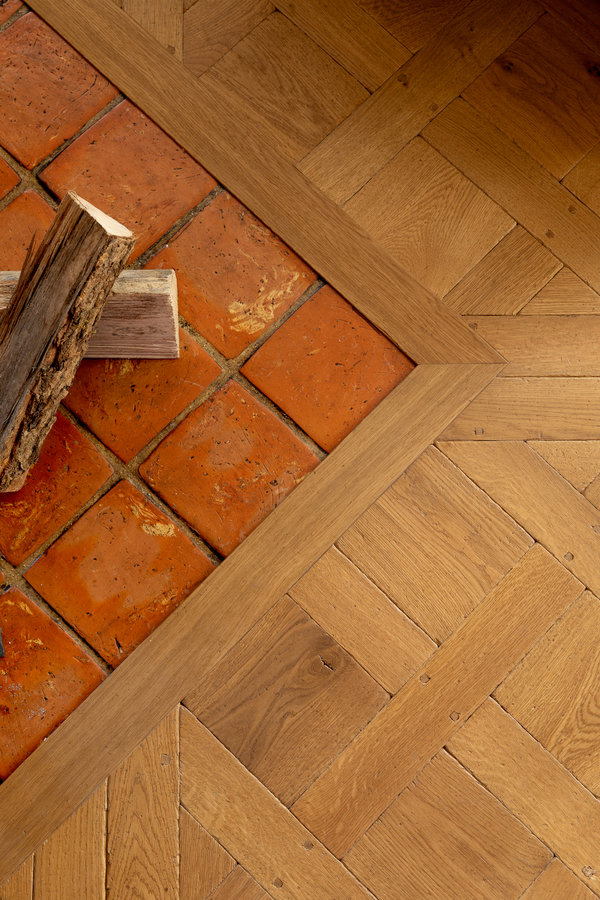 https://media.laparqueterienouvelle.fr/cache-buster-2-1746781269/website/var/tmp/image-thumbnails/20000/22581/thumb__magento_equigrid_v/parquet-chene-massif-dalle-versailles-vieilli-huile-sienne-metal-gold-s180-06_laparqueterienouvelle_2800.jpeg