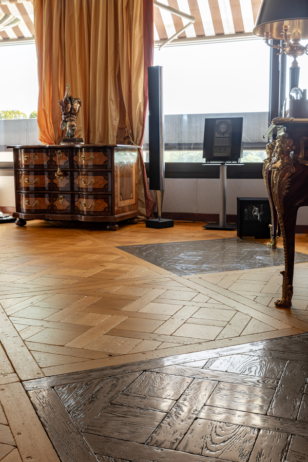 https://media.laparqueterienouvelle.fr/cache-buster-2-1746781280/website/var/tmp/image-thumbnails/20000/22583/thumb__magento_equigrid_v/parquet-chene-massif-dalle-versailles-vieilli-huile-sienne-metal-gold-s180-08_laparqueterienouvelle_2800.jpeg