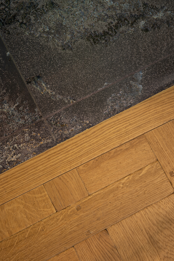 https://media.laparqueterienouvelle.fr/cache-buster-2-1746781291/website/var/tmp/image-thumbnails/20000/22585/thumb__magento_equigrid_v/parquet-chene-massif-dalle-versailles-vieilli-huile-sienne-metal-gold-s180-10_laparqueterienouvelle_2800.jpeg