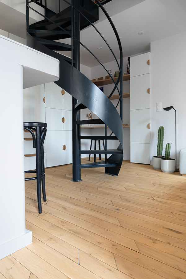 https://media.laparqueterienouvelle.fr/cache-buster-2-1746781303/website/var/tmp/image-thumbnails/20000/22588/thumb__magento_equigrid_v/parquet-chene-massif-point-ardennes-vieilli-lucca-elegence-chants-brules-st-louis-s181-03_laparqueterienouvelle_2800.jpeg