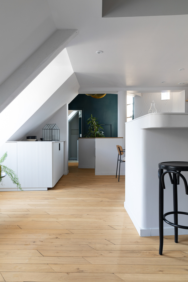 https://media.laparqueterienouvelle.fr/cache-buster-2-1746781308/website/var/tmp/image-thumbnails/20000/22589/thumb__magento_equigrid_v/parquet-chene-massif-point-ardennes-vieilli-lucca-elegence-chants-brules-st-louis-s181-04_laparqueterienouvelle_2800.jpeg
