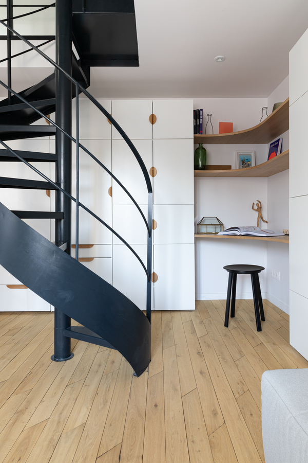 https://media.laparqueterienouvelle.fr/cache-buster-2-1746781312/website/var/tmp/image-thumbnails/20000/22590/thumb__magento_equigrid_v/parquet-chene-massif-point-ardennes-vieilli-lucca-elegence-chants-brules-st-louis-s181-05_laparqueterienouvelle_2800.jpeg