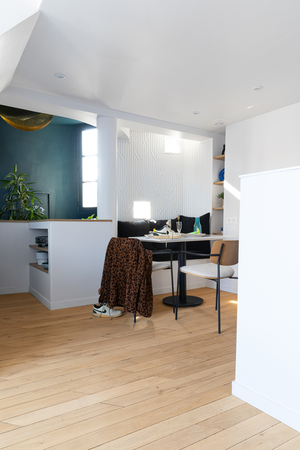 https://media.laparqueterienouvelle.fr/cache-buster-2-1746781317/website/var/tmp/image-thumbnails/20000/22591/thumb__magento_equigrid_v/parquet-chene-massif-point-ardennes-vieilli-lucca-elegence-chants-brules-st-louis-s181-06_laparqueterienouvelle_2800.jpeg