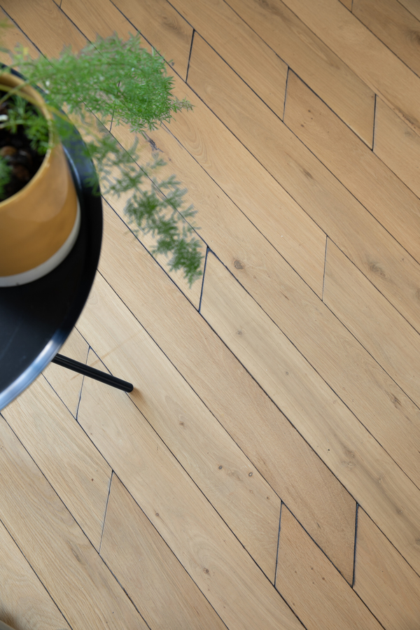https://media.laparqueterienouvelle.fr/cache-buster-2-1746781325/website/var/tmp/image-thumbnails/20000/22593/thumb__magento_equigrid_v/parquet-chene-massif-point-ardennes-vieilli-lucca-elegence-chants-brules-st-louis-s181-08_laparqueterienouvelle_2800.jpeg