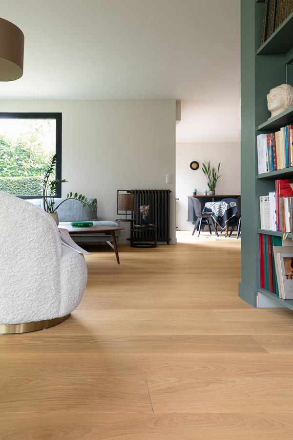 https://media.laparqueterienouvelle.fr/cache-buster-2-1746781361/website/var/tmp/image-thumbnails/20000/22601/thumb__magento_equigrid_v/parquet-chene-contrecolle-brosse-baker-matiere-chatou-s179-04_laparqueterienouvelle_2800.jpeg