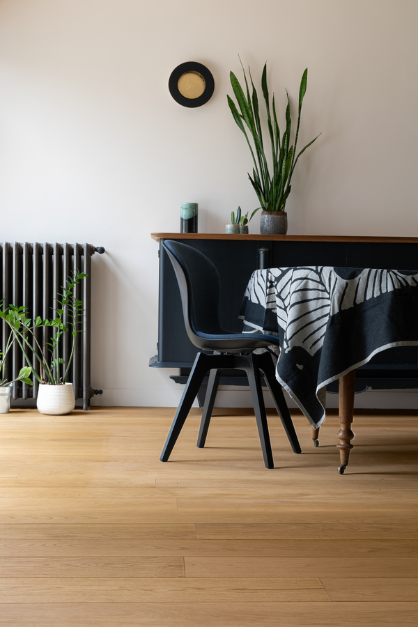 https://media.laparqueterienouvelle.fr/cache-buster-2-1746781365/website/var/tmp/image-thumbnails/20000/22602/thumb__magento_equigrid_v/parquet-chene-contrecolle-brosse-baker-matiere-chatou-s179-05_laparqueterienouvelle_2800.jpeg