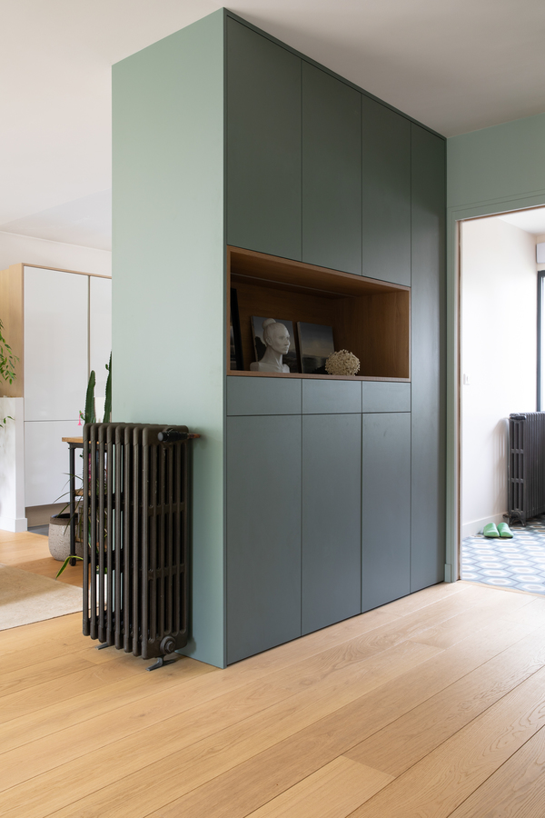 https://media.laparqueterienouvelle.fr/cache-buster-2-1746781372/website/var/tmp/image-thumbnails/20000/22604/thumb__magento_equigrid_v/parquet-chene-contrecolle-brosse-baker-matiere-chatou-s179-07_laparqueterienouvelle_2800.jpeg