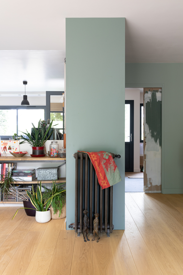 https://media.laparqueterienouvelle.fr/cache-buster-2-1746781379/website/var/tmp/image-thumbnails/20000/22606/thumb__magento_equigrid_v/parquet-chene-contrecolle-brosse-baker-matiere-chatou-s179-09_laparqueterienouvelle_2800.jpeg