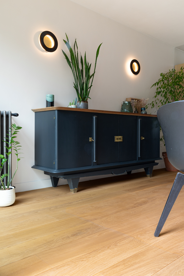https://media.laparqueterienouvelle.fr/cache-buster-2-1746781388/website/var/tmp/image-thumbnails/20000/22608/thumb__magento_equigrid_v/parquet-chene-contrecolle-brosse-baker-matiere-chatou-s179-11_laparqueterienouvelle_2800.jpeg