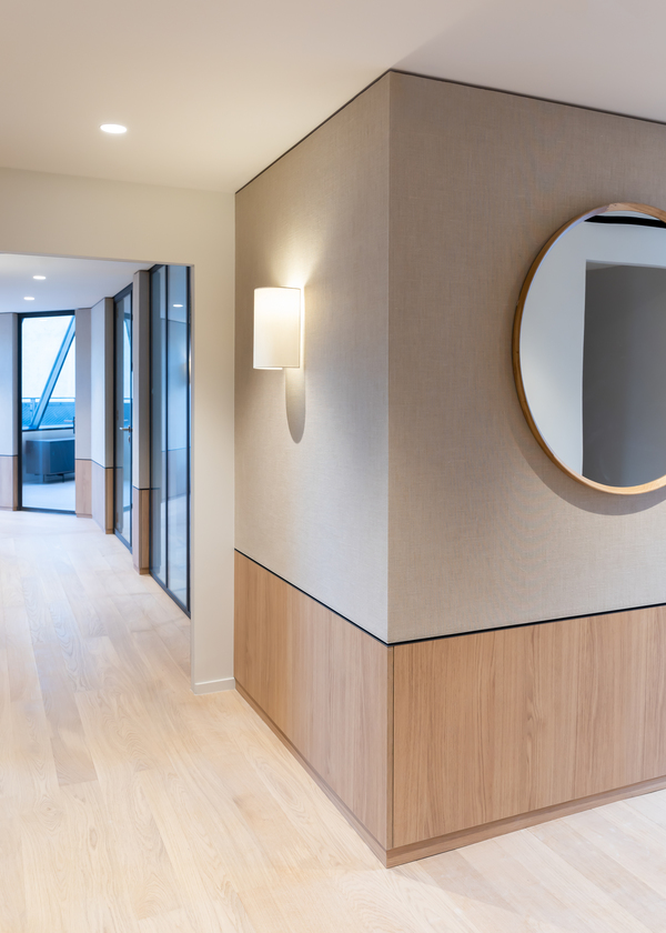 https://media.laparqueterienouvelle.fr/cache-buster-2-1748275374/website/var/tmp/image-thumbnails/20000/22611/thumb__magento_equigrid_v/parquet-chene-contrecolle-14x139-brosse-vernis-mat-palais-royal-prbis-go2-francois-1er-s182-02_laparqueterienouvelle_2800.jpeg