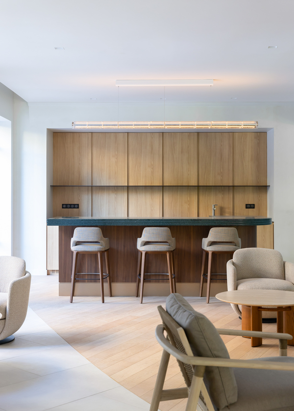 https://media.laparqueterienouvelle.fr/cache-buster-2-1748275389/website/var/tmp/image-thumbnails/20000/22616/thumb__magento_equigrid_v/parquet-chene-contrecolle-14x139-brosse-vernis-mat-palais-royal-prbis-go2-francois-1er-s182-06_laparqueterienouvelle_2800.jpeg