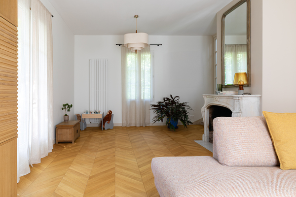 https://media.laparqueterienouvelle.fr/cache-buster-2-1751641733/website/var/tmp/image-thumbnails/20000/22649/thumb__magento_equigrid_v/parquet-chene-contrecolle-14x90-brosse-vernis-mat-raspail-prbis-la-maison-rose-s183-04_laparqueterienouvelle_2800.jpeg