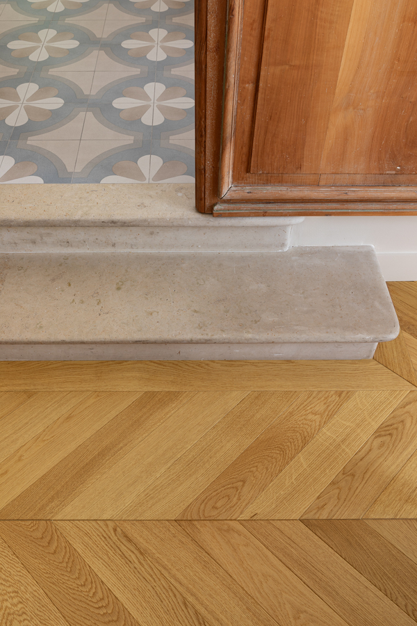 https://media.laparqueterienouvelle.fr/cache-buster-2-1751641741/website/var/tmp/image-thumbnails/20000/22651/thumb__magento_equigrid_v/parquet-chene-contrecolle-14x90-brosse-vernis-mat-raspail-prbis-la-maison-rose-s183-03_laparqueterienouvelle_2800.jpeg