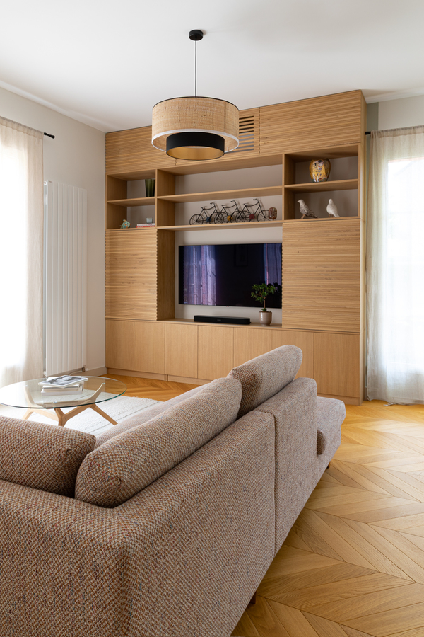 https://media.laparqueterienouvelle.fr/cache-buster-2-1751641751/website/var/tmp/image-thumbnails/20000/22653/thumb__magento_equigrid_v/parquet-chene-contrecolle-14x90-brosse-vernis-mat-raspail-prbis-la-maison-rose-s183-05_laparqueterienouvelle_2800.jpeg