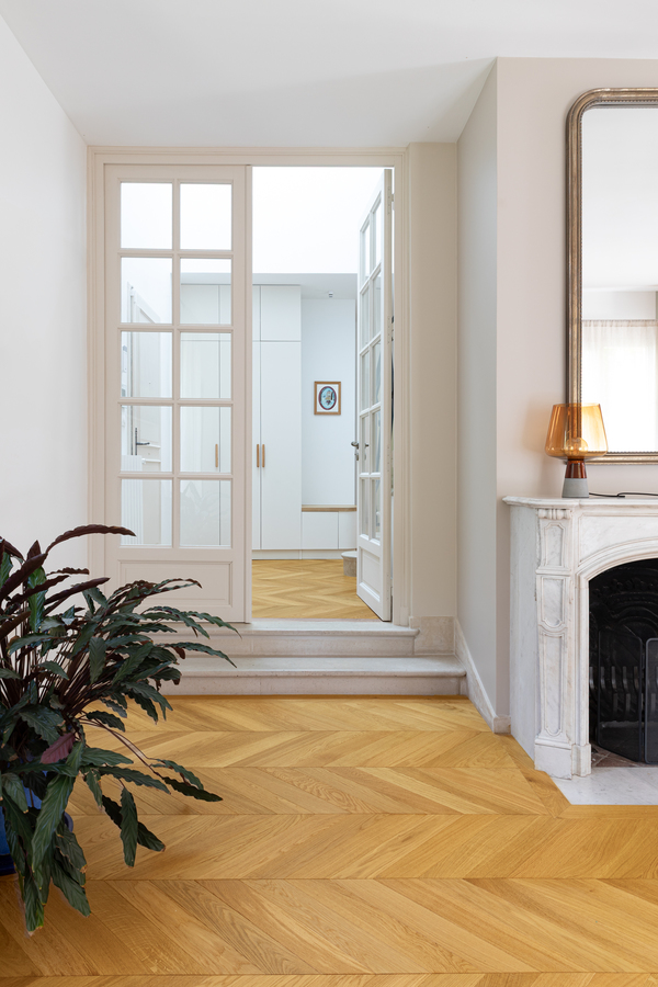 https://media.laparqueterienouvelle.fr/cache-buster-2-1751641753/website/var/tmp/image-thumbnails/20000/22654/thumb__magento_equigrid_v/parquet-chene-contrecolle-14x90-brosse-vernis-mat-raspail-prbis-la-maison-rose-s183-06_laparqueterienouvelle_2800.jpeg