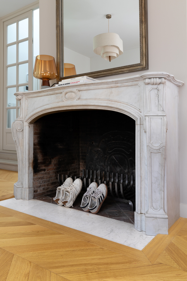 https://media.laparqueterienouvelle.fr/cache-buster-2-1751641760/website/var/tmp/image-thumbnails/20000/22655/thumb__magento_equigrid_v/parquet-chene-contrecolle-14x90-brosse-vernis-mat-raspail-prbis-la-maison-rose-s183-07_laparqueterienouvelle_2800.jpeg