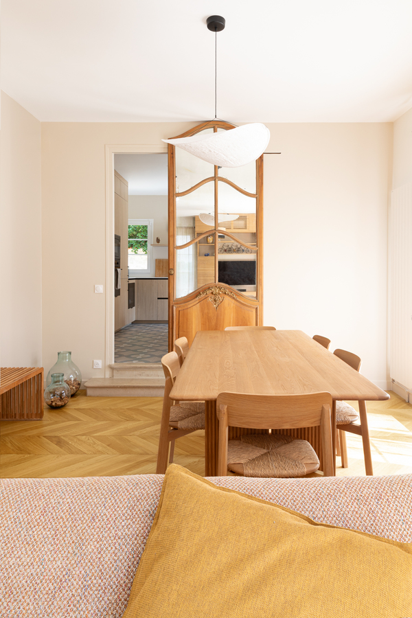 https://media.laparqueterienouvelle.fr/cache-buster-2-1751641769/website/var/tmp/image-thumbnails/20000/22658/thumb__magento_equigrid_v/parquet-chene-contrecolle-14x90-brosse-vernis-mat-raspail-prbis-la-maison-rose-s183-10_laparqueterienouvelle_2800.jpeg