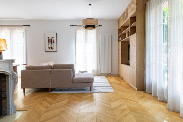 https://media.laparqueterienouvelle.fr/cache-buster-2-1751641776/website/var/tmp/image-thumbnails/20000/22659/thumb__magento_equigrid_v/parquet-chene-contrecolle-14x90-brosse-vernis-mat-raspail-prbis-la-maison-rose-s183-11_laparqueterienouvelle_2800.jpeg