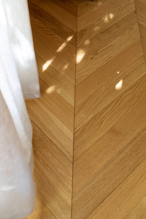 https://media.laparqueterienouvelle.fr/cache-buster-2-1751641777/website/var/tmp/image-thumbnails/20000/22660/thumb__magento_equigrid_v/parquet-chene-contrecolle-14x90-brosse-vernis-mat-raspail-prbis-la-maison-rose-s183-12_laparqueterienouvelle_2800.jpeg