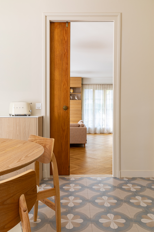 https://media.laparqueterienouvelle.fr/cache-buster-2-1751641784/website/var/tmp/image-thumbnails/20000/22661/thumb__magento_equigrid_v/parquet-chene-contrecolle-14x90-brosse-vernis-mat-raspail-prbis-la-maison-rose-s183-13_laparqueterienouvelle_2800.jpeg
