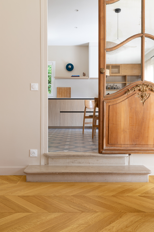 https://media.laparqueterienouvelle.fr/cache-buster-2-1751641785/website/var/tmp/image-thumbnails/20000/22662/thumb__magento_equigrid_v/parquet-chene-contrecolle-14x90-brosse-vernis-mat-raspail-prbis-la-maison-rose-s183-14_laparqueterienouvelle_2800.jpeg