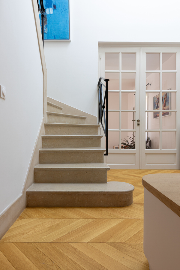 https://media.laparqueterienouvelle.fr/cache-buster-2-1751641793/website/var/tmp/image-thumbnails/20000/22663/thumb__magento_equigrid_v/parquet-chene-contrecolle-14x90-brosse-vernis-mat-raspail-prbis-la-maison-rose-s183-15_laparqueterienouvelle_2800.jpeg