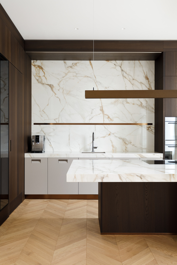 https://media.laparqueterienouvelle.fr/cache-buster-2-1752158919/website/var/tmp/image-thumbnails/20000/22858/thumb__magento_equigrid_v/parquet-chene-massif-point-de-hongrie-vieilli-vernis-gaspard-nice-s184-03_laparqueterienouvelle_2800.jpeg
