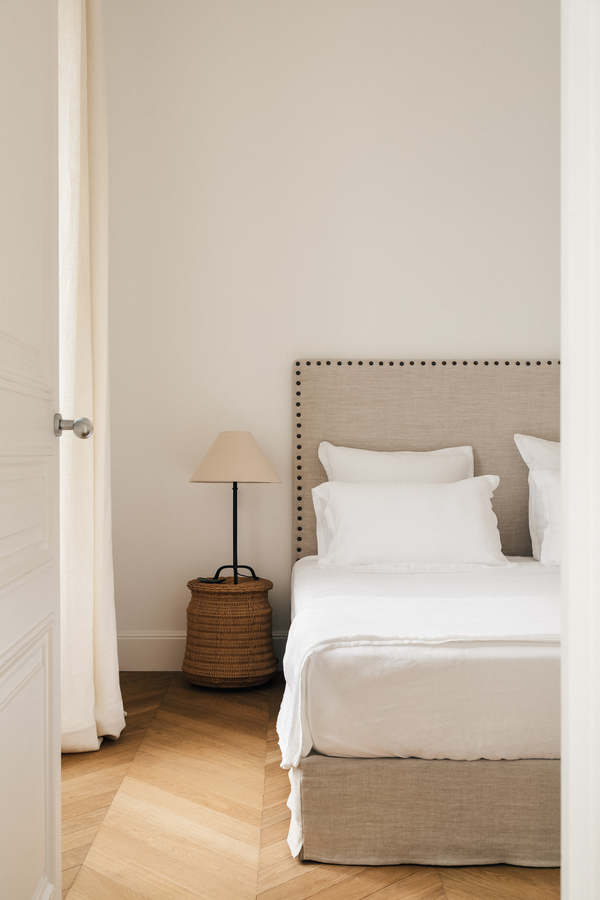 https://media.laparqueterienouvelle.fr/cache-buster-2-1752158922/website/var/tmp/image-thumbnails/20000/22860/thumb__magento_equigrid_v/parquet-chene-massif-point-de-hongrie-vieilli-vernis-gaspard-nice-s184-04_laparqueterienouvelle_2800.jpeg