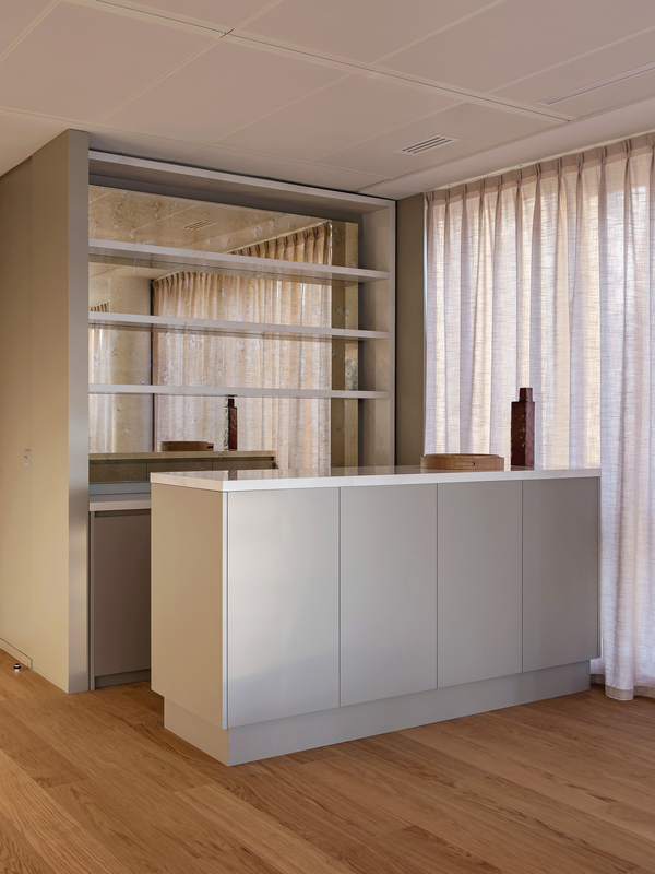 https://media.laparqueterienouvelle.fr/cache-buster-2-1753459002/website/var/tmp/image-thumbnails/20000/22867/thumb__magento_equigrid_v/sol-plaque-bois-densifie-vernis-extra-mat-usage-commercial-brando-180-premier-s185-06_laparqueterienouvelle_2800.jpeg