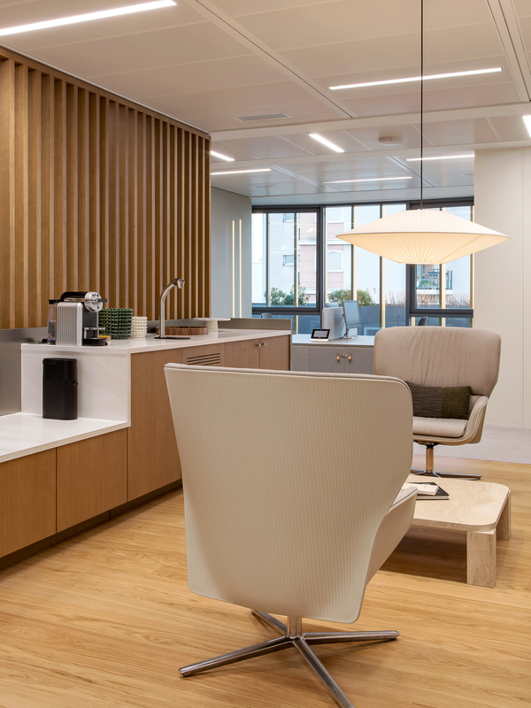 https://media.laparqueterienouvelle.fr/cache-buster-2-1753459005/website/var/tmp/image-thumbnails/20000/22870/thumb__magento_equigrid_v/sol-plaque-bois-densifie-vernis-extra-mat-usage-commercial-brando-180-premier-s185-07_laparqueterienouvelle_2800.jpeg
