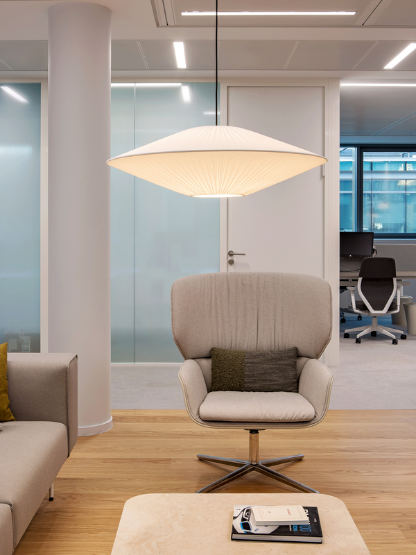 https://media.laparqueterienouvelle.fr/cache-buster-2-1753459011/website/var/tmp/image-thumbnails/20000/22871/thumb__magento_equigrid_v/sol-plaque-bois-densifie-vernis-extra-mat-usage-commercial-brando-180-premier-s185-09_laparqueterienouvelle_2800.jpeg