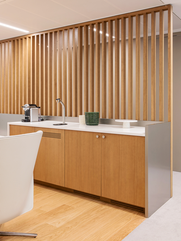 https://media.laparqueterienouvelle.fr/cache-buster-2-1753459018/website/var/tmp/image-thumbnails/20000/22873/thumb__magento_equigrid_v/sol-plaque-bois-densifie-vernis-extra-mat-usage-commercial-brando-180-premier-s185-11_laparqueterienouvelle_2800.jpeg